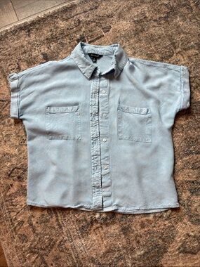 Women’s Light Blue Short-Sleeve Button-Down Shirt